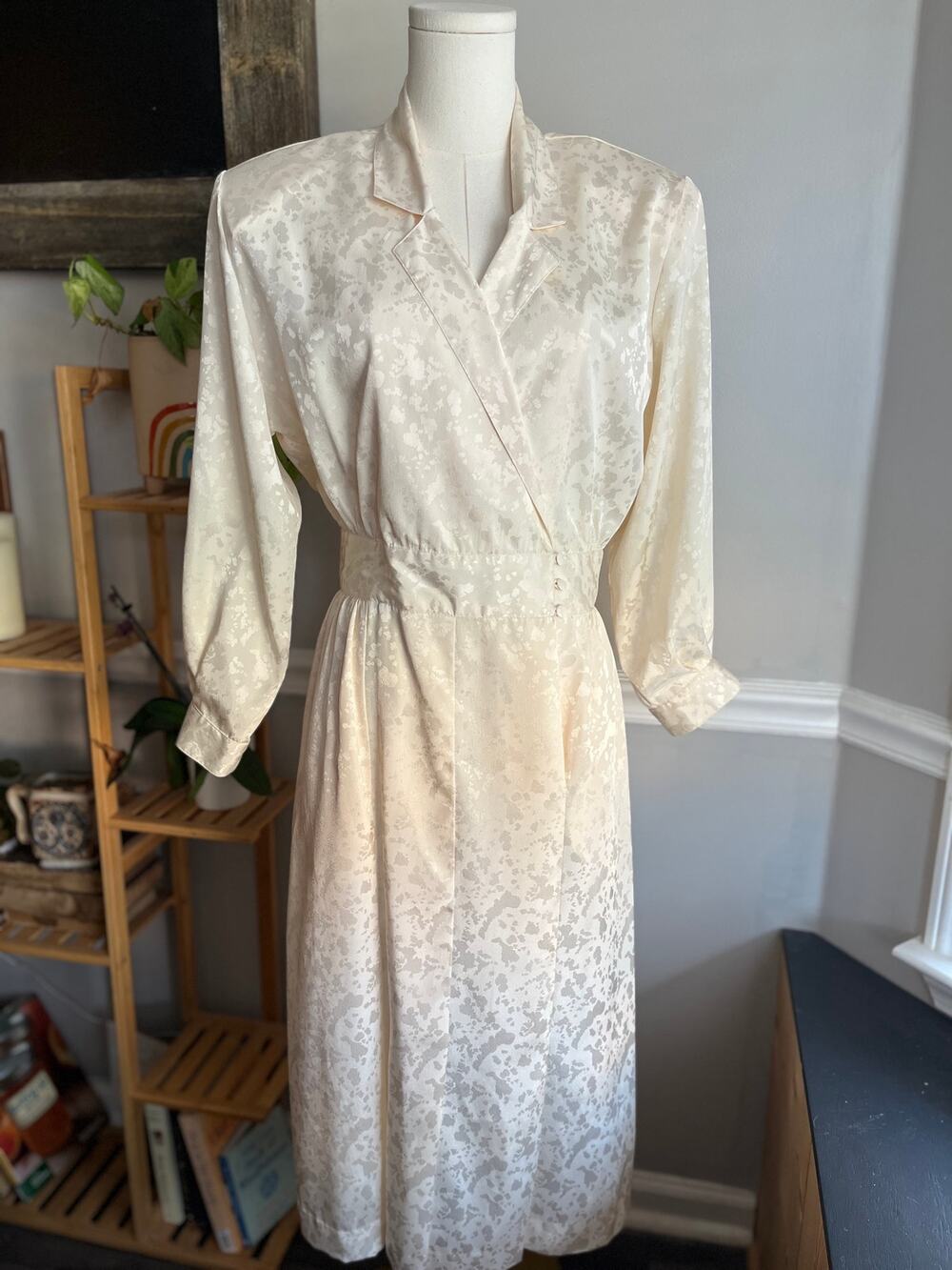 Vintage 80s Cream Satin Dress Knee Length Collared Long Sleeve Size Medium